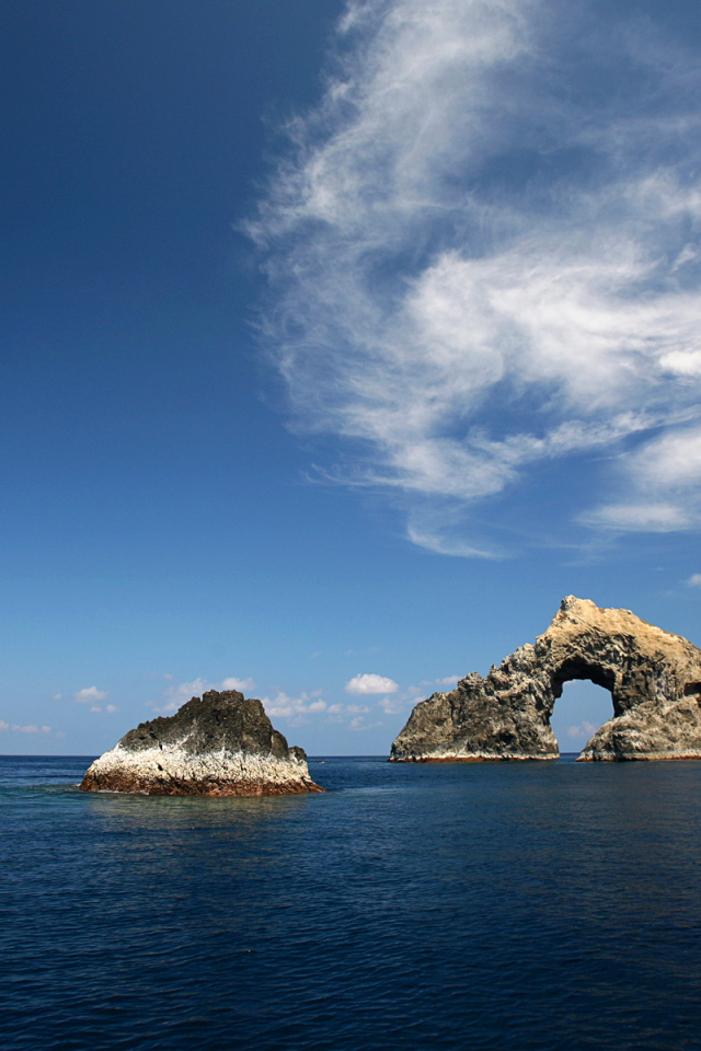 Рифы и скалы