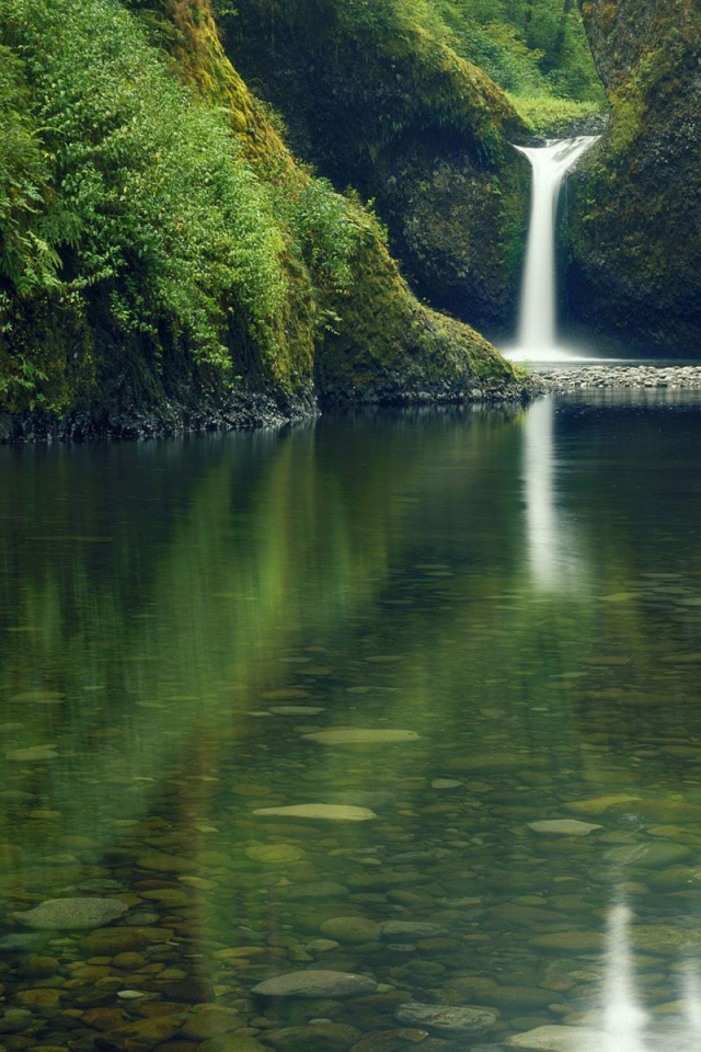 красивый водопад