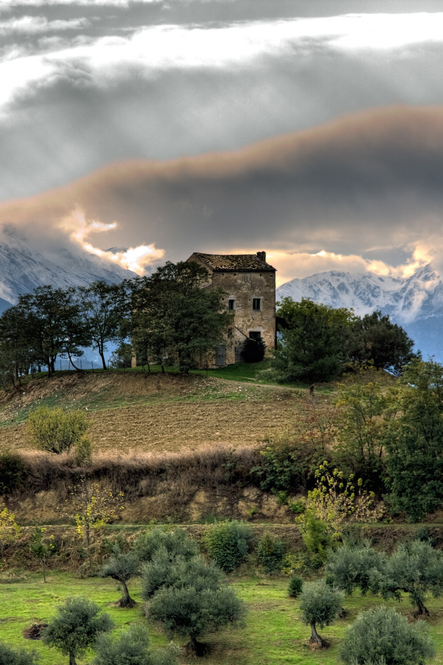 Дом среди высоких гор