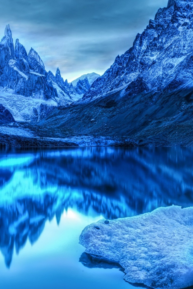 Чистое озеро высоко в горах