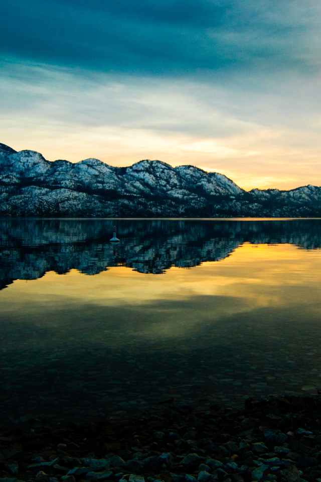 Заснеженные горы у озера