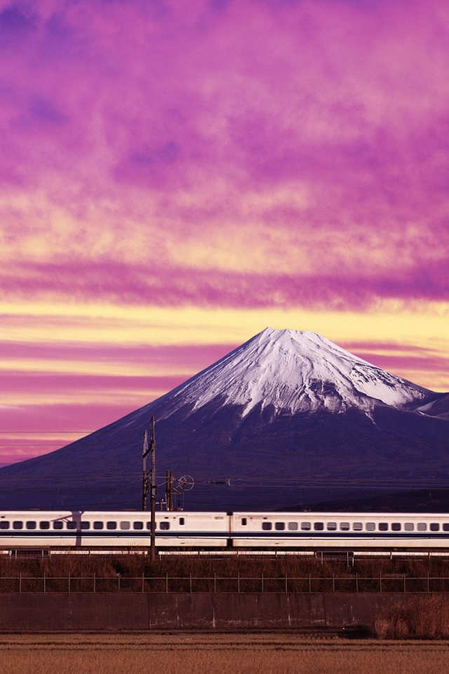 Заснеженная верхушка горы