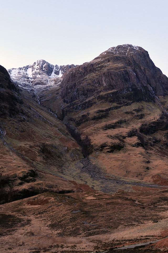 Долина у подножия гор