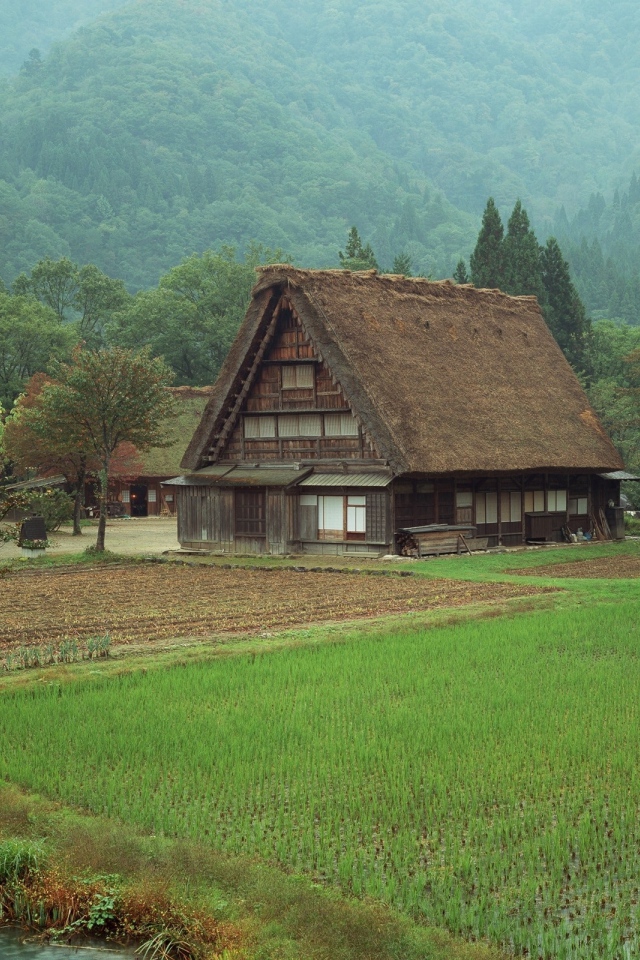 Деревня у подножия гор
