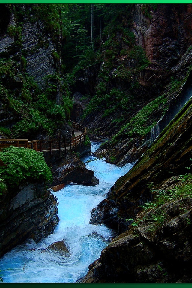 Дорожка вдоль горной реки