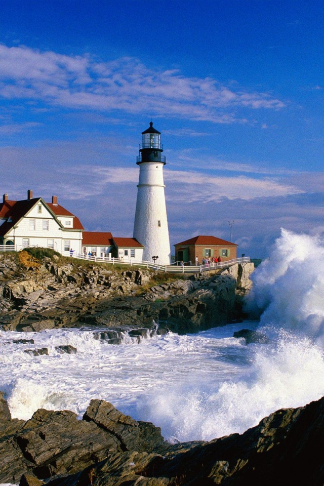 волны у маяка