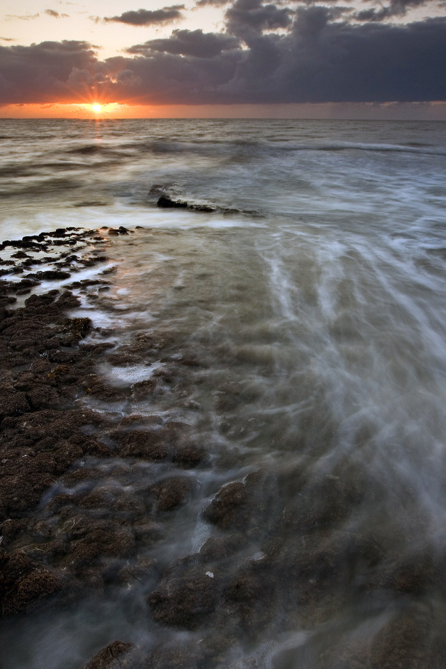 Омывающиеся морем камни