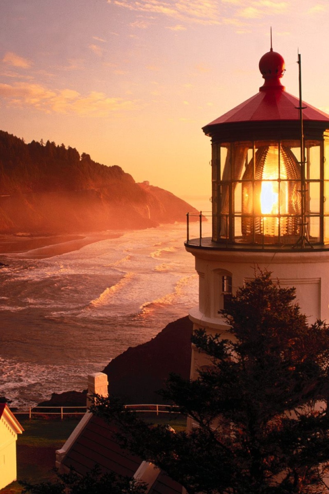 Свет маяка на закате