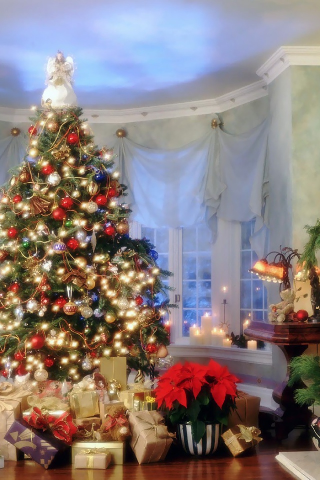 Красивая елка с подарками