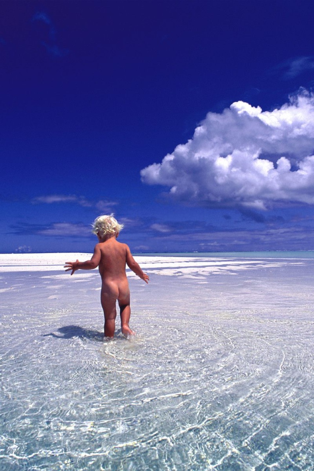 малыш на пляже