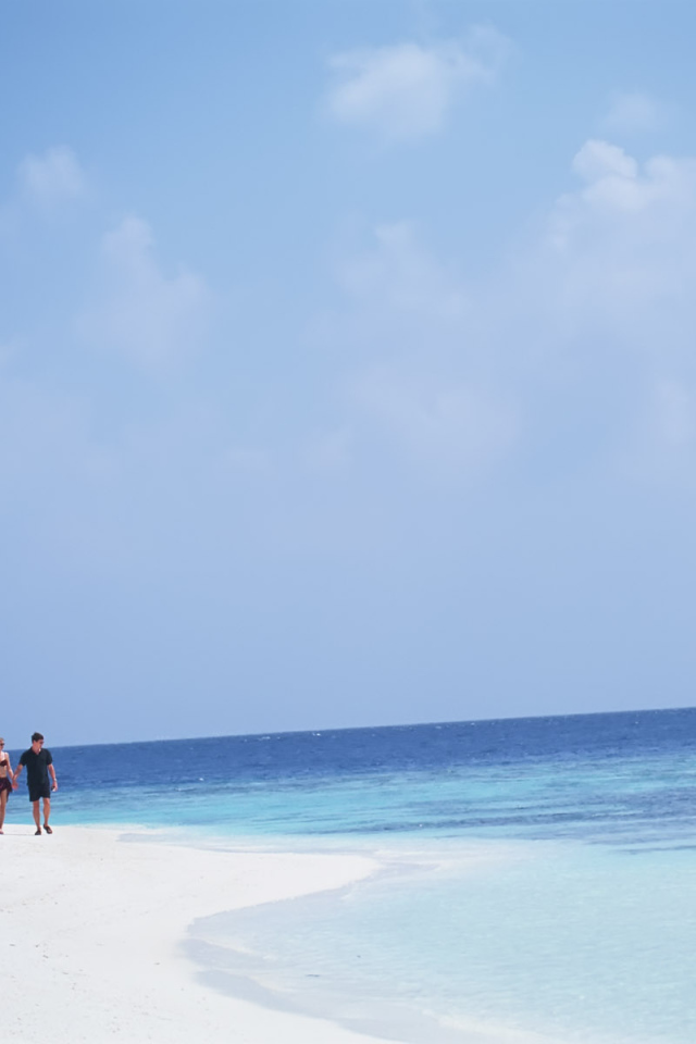 Парочка у моря