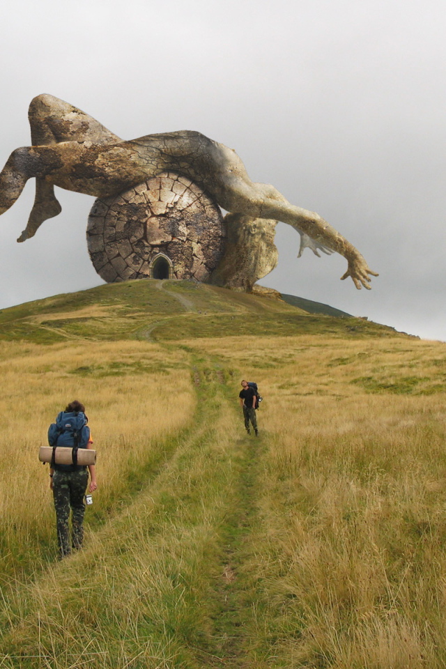 Памятник падшему богу