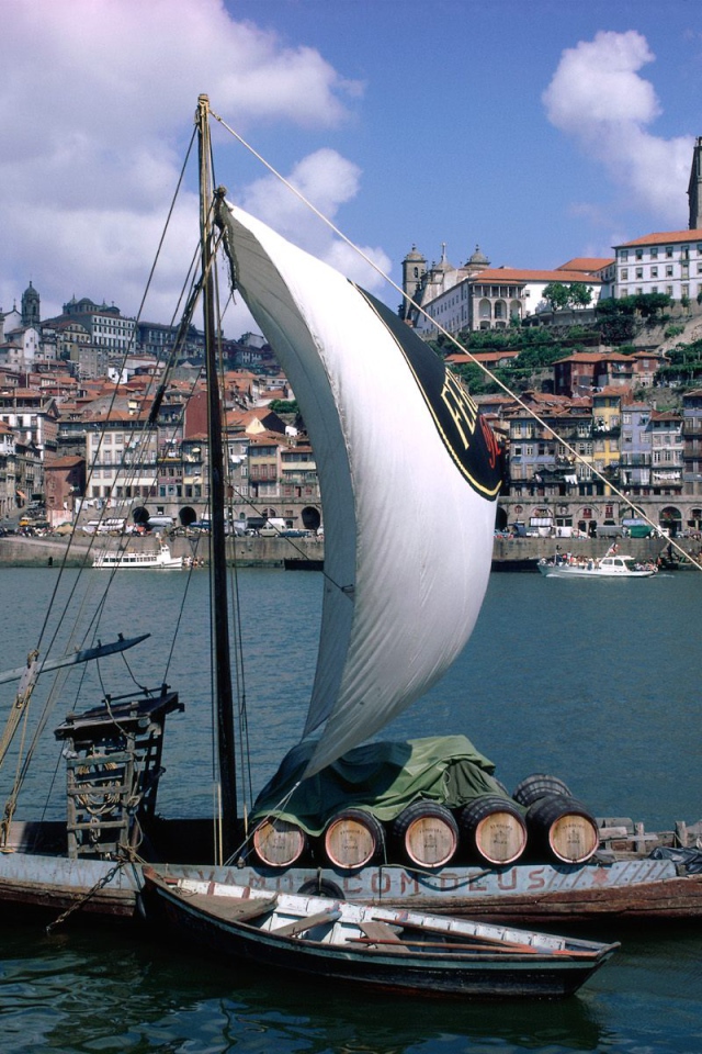 Красивый парусник