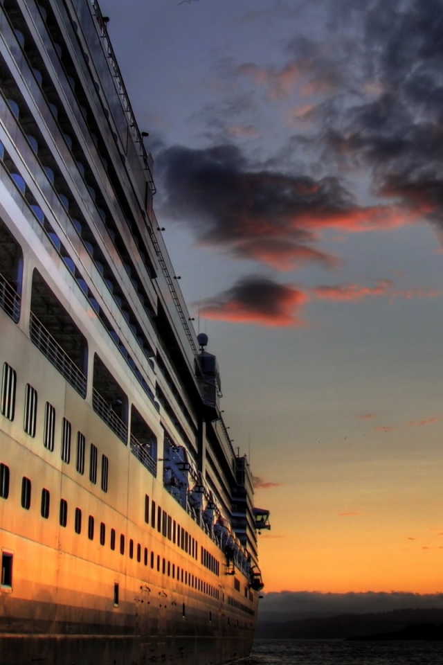Круизный лайнер на закате