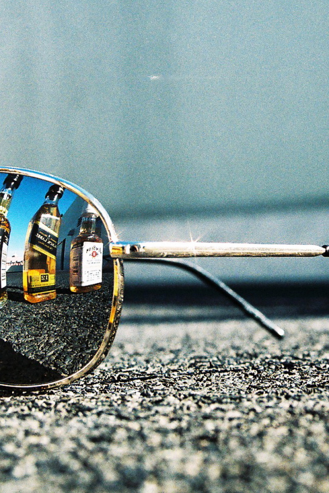 Очки на асфальте