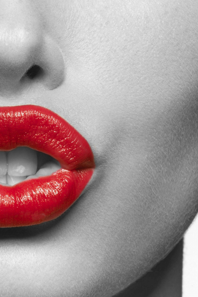 Красная помада на губах