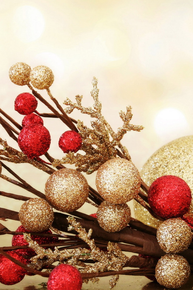 Шары на ветке