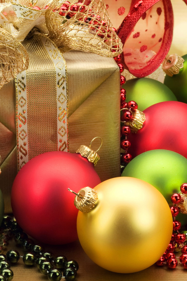 Елочные игрушки и подарки