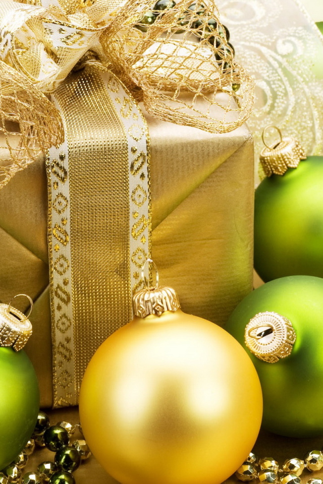 Подарок и шары