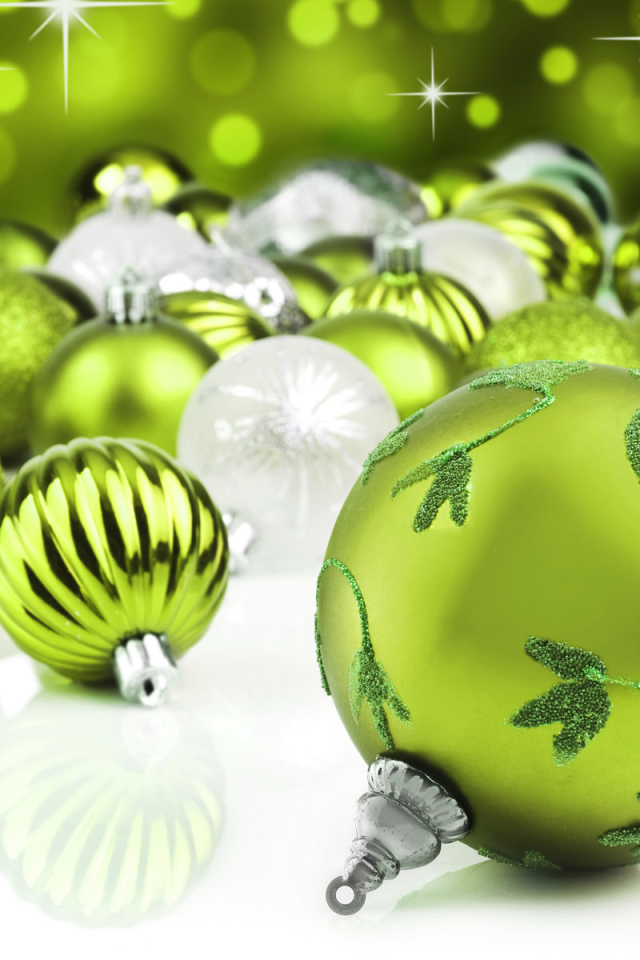Зеленые новогодние шары