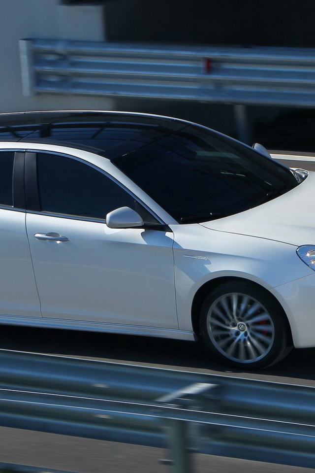 Белая Альфа Ромео Джульетта