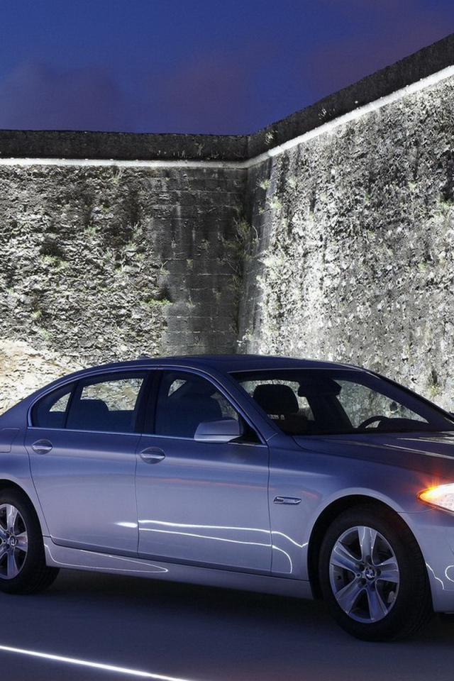 БМВ 5 серии окруженный стеной