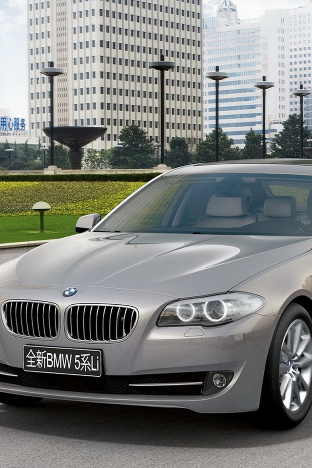 BMW 5 Series Long Wheelbaseа на улицах востока