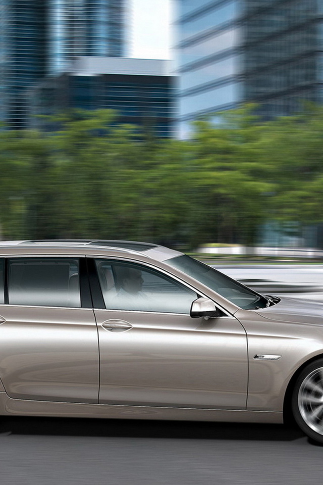 БМВ 5 Серии двигаясь по городу