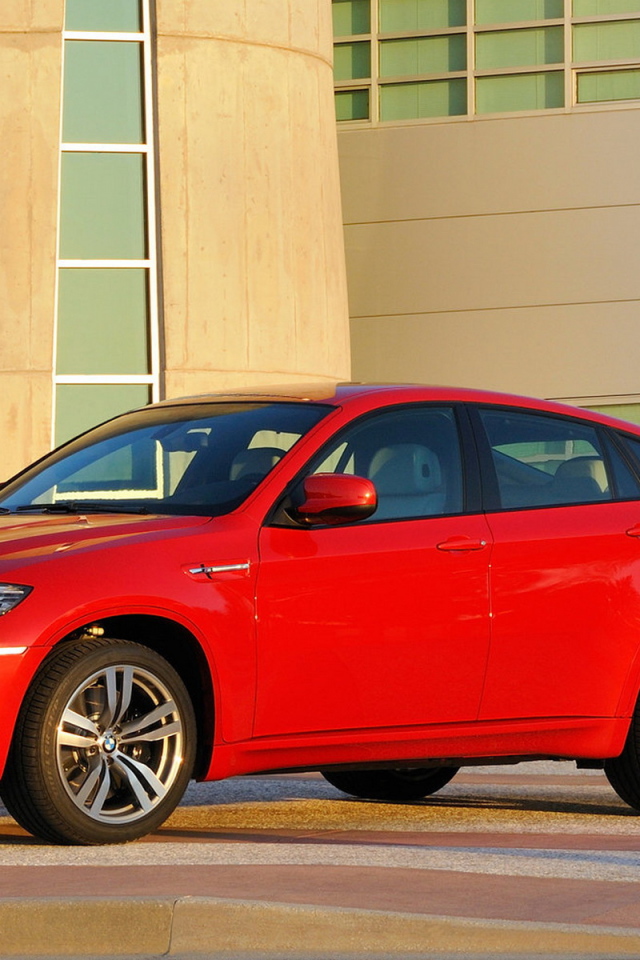 БМВ Х6 возле завода