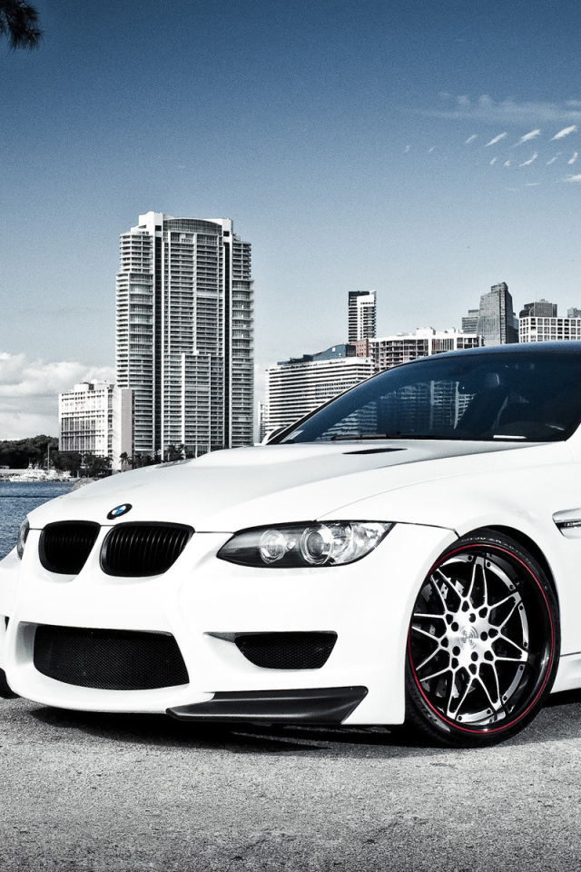 белый БМВ М3