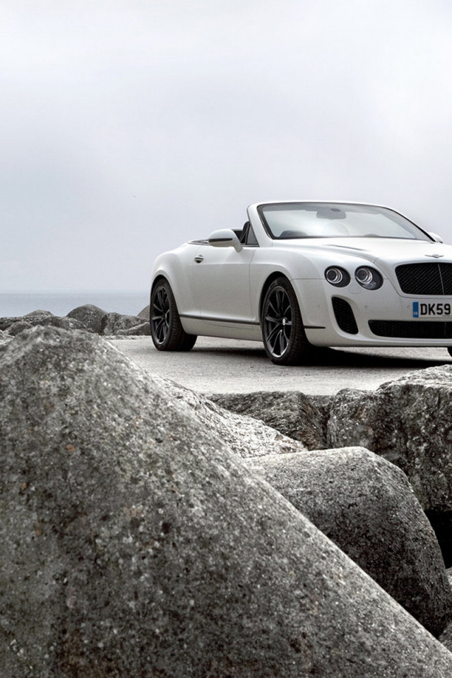 Bentley Continental Supersports Convertible на каменном причале