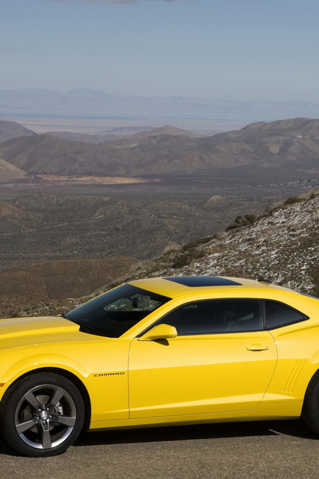 Желтый Шевроле Камаро 2011