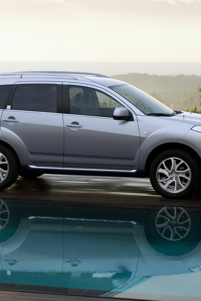 Ситроен С Кроссер возле бассейна