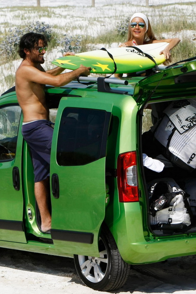 Фиат Фиорино рызграужаясь на пляже