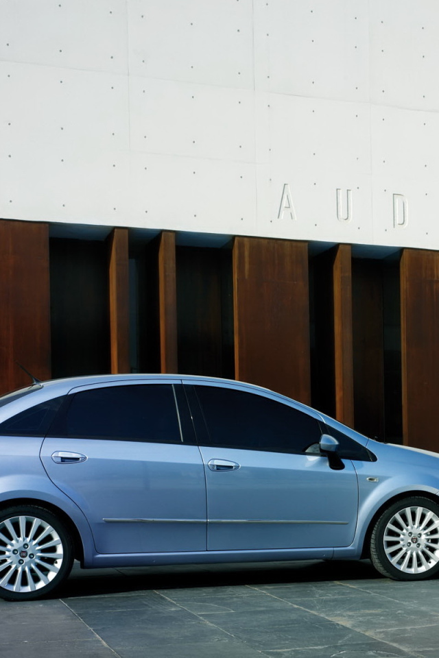 Фиат Линеа голубого цвета