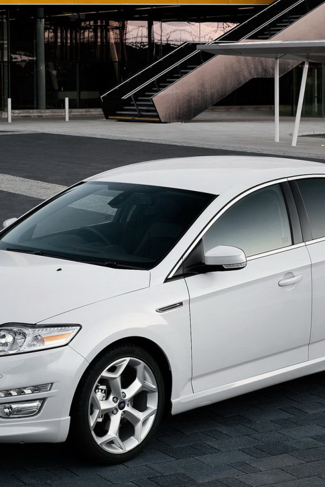 Белый Форд Мондео 2011