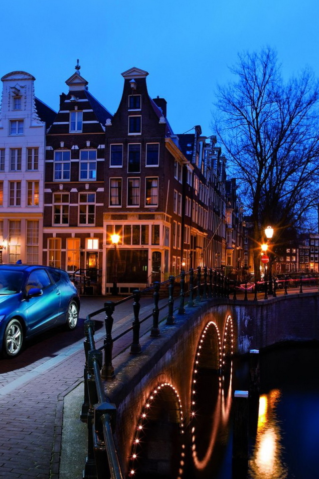 Хонда СR-Z в вечернем городе