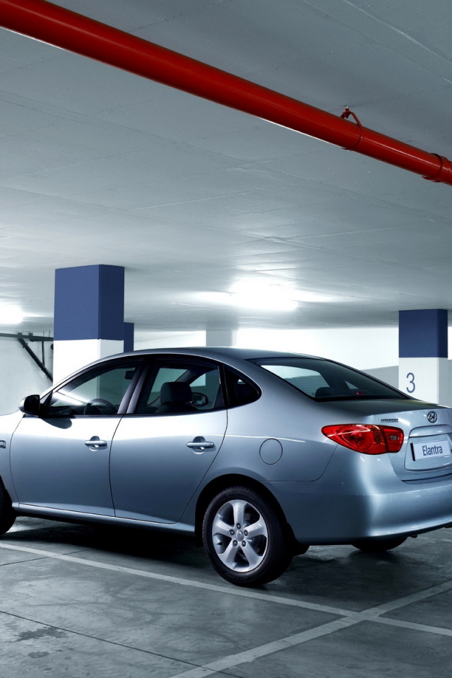 Хендай Элантра в подземном гараже