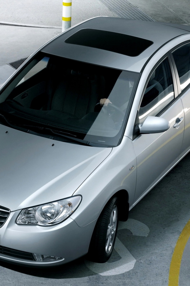 Хендай Элантра выезжая из паркинга