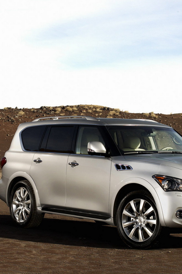 Инфинити QX в пустыне