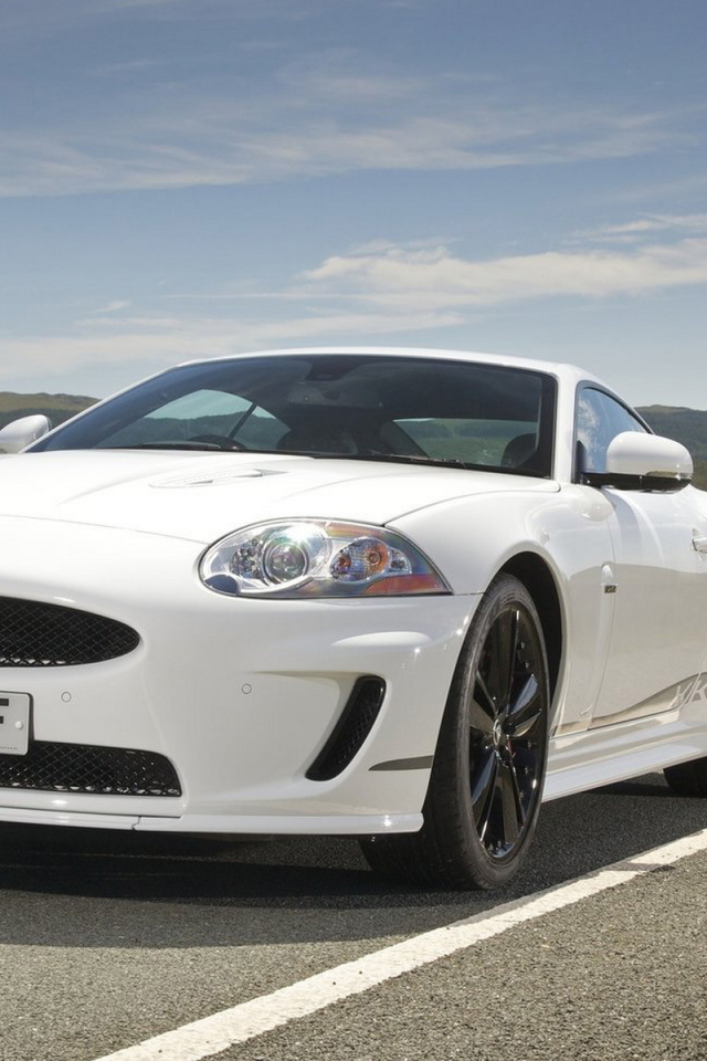 Новый Ягуар-XKR в движении