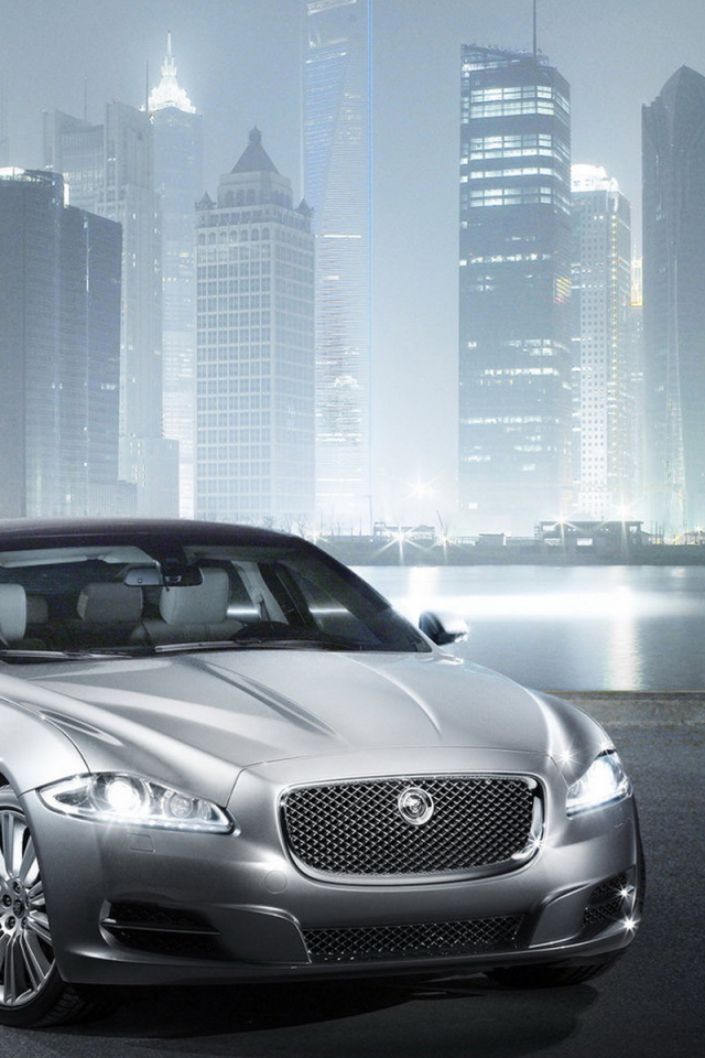 Jaguar XJ на фоне города