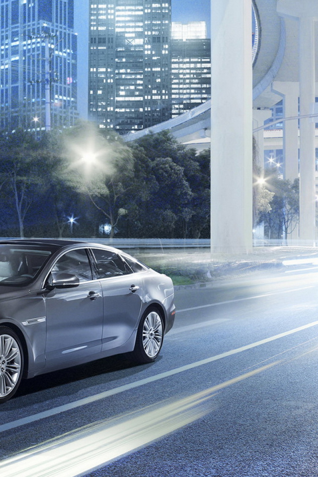 Jaguar XJ на улицах города