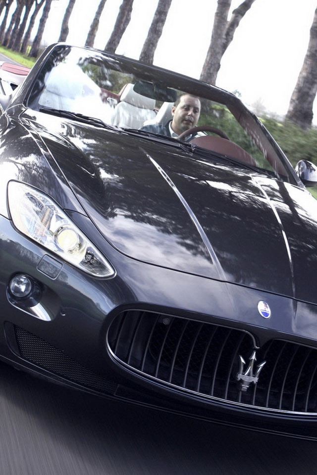 Мазерати ГранКабрио движение в даль