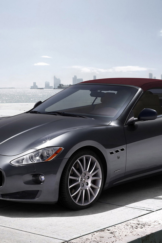 Maserati GranCabrio на причале