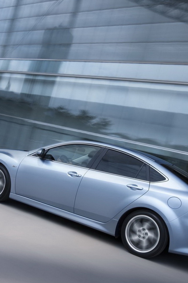 Мазда 6 в большом городе