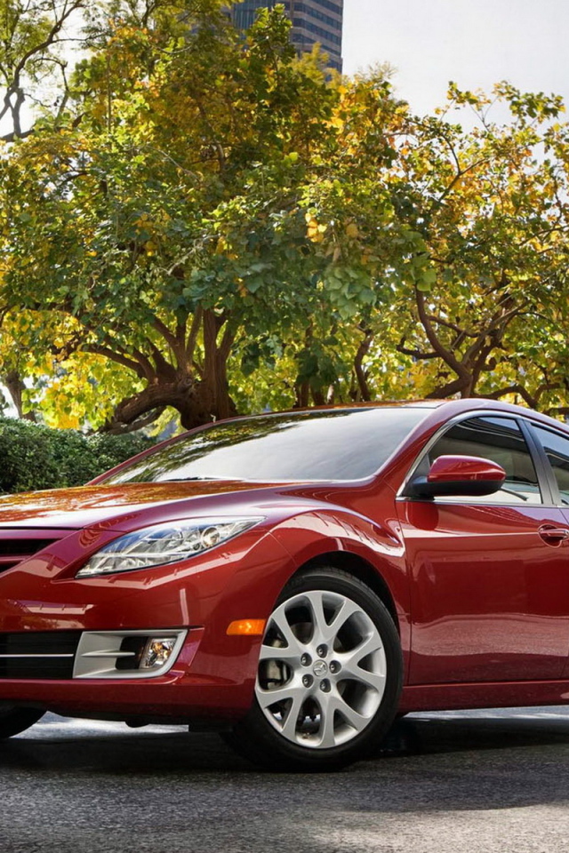 Мазда 6 в городском парке