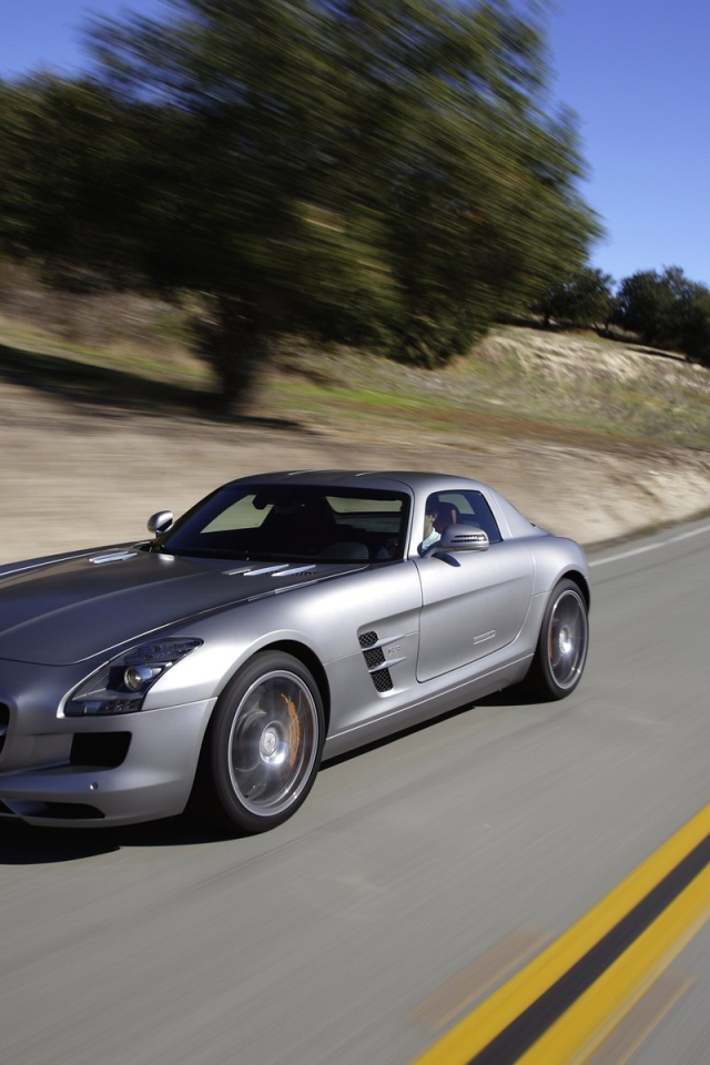 Серый Мерседес на дороге