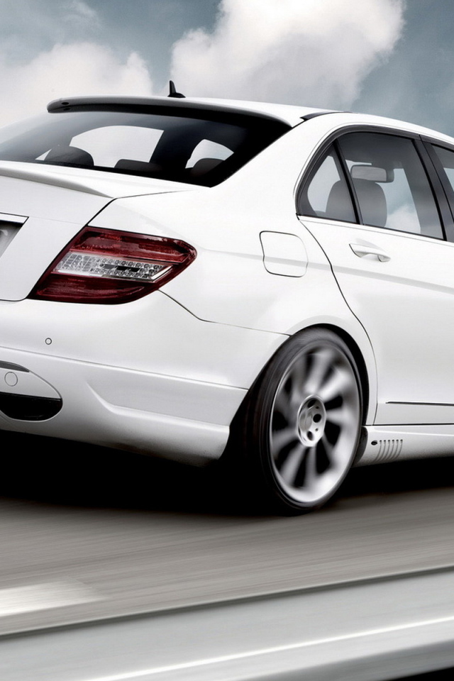 Мерседес Бенц С класс в белом цвете