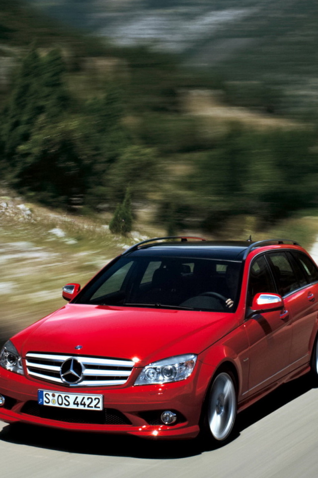 Mercedes Benz C 350 Estate на вьющейся дороге